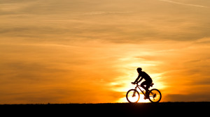 ciclista al tramonto