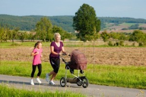 madre e figlia che fanno jogging