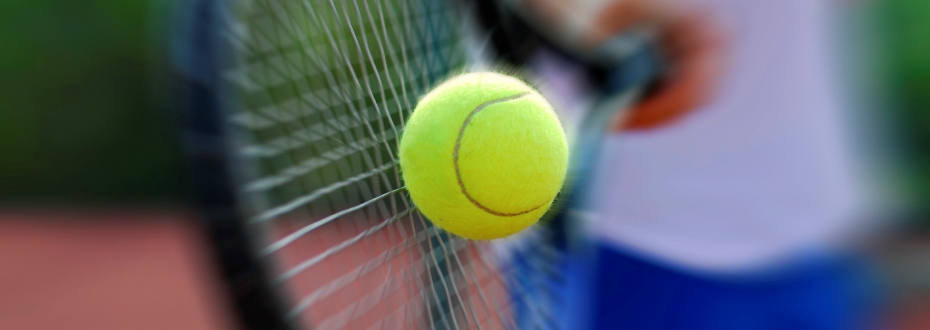 tennis pallina e racchetta in movimento