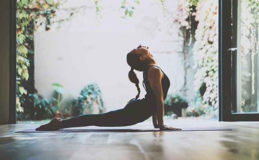 Riposare la schiena facendo yoga