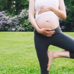 Le posizioni di yoga consigliate per il primo trimestre di gravidanza