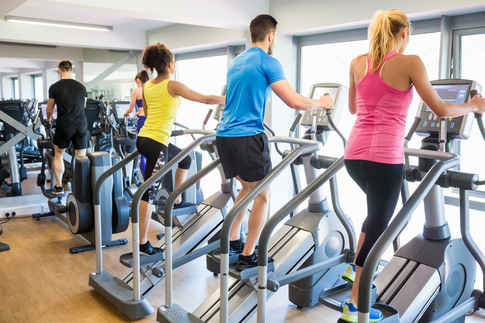 Fare riscaldamento in palestra con gli attrezzi